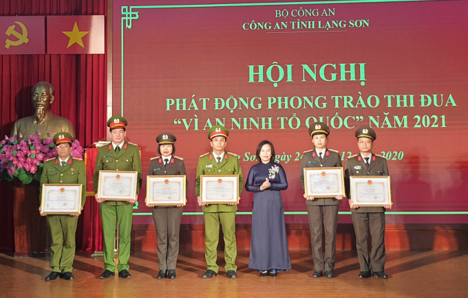 Tập thể thi đua xuất sắc năm 2020 được nhận Bằng khen của Chủ tịch UBND tỉnh Lạng Sơn. Ảnh: Cường Vũ