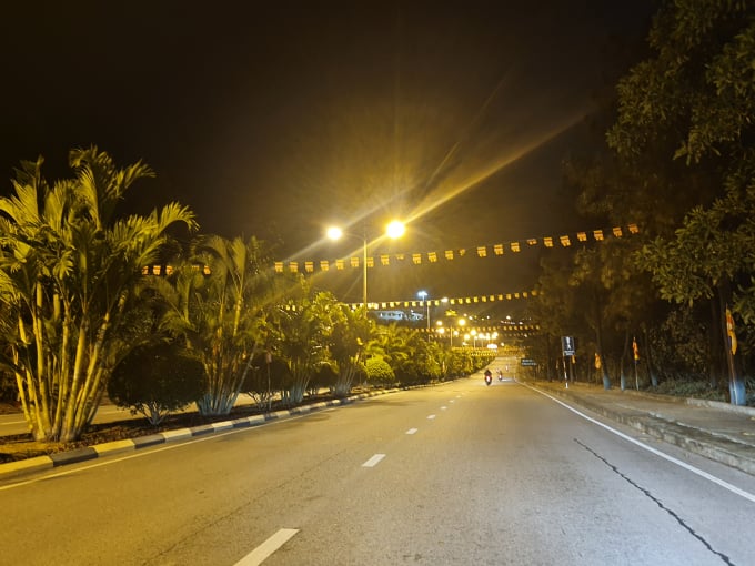 Đường lên chùa Ba Vàng vắng vẻ 