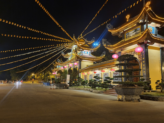 Tuy thời tiết rất đẹp nhưng do ảnh hưởng dịch Covid-19 nên người dân hạn chế ra khỏi nhà
