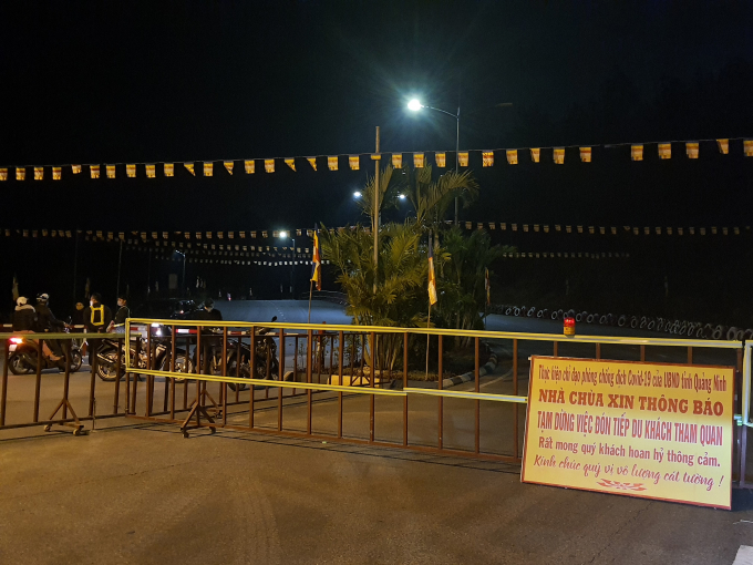 Đến 22h nhà chùa thông báo dừng đón tiếp du khách