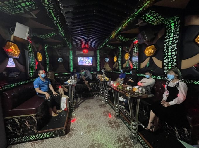 Xử phạt quán karaoke KTV Xì teen và nhóm người hát karaoke do vi phạm quy định phòng chống dịch. 