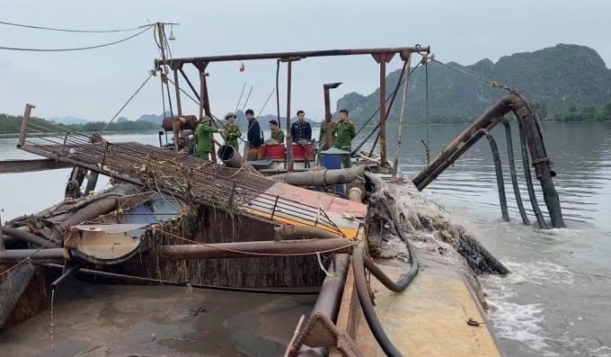 hut-cat-song-da-bac-224428_327-003209_371.jpg Công an bắt quả tang hành vi hút cát trái phép tại khu vực sông Đá Bạc, phường Phương Nam, TP Uông Bí - Ảnh: Công an Quảng Ninh