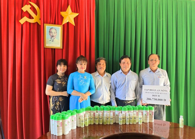28d58afeb2c8499610d9-180554_302.jpg Doanh nhân Bích Thuỷ (áo xanh), Chủ tịch HĐQT Tập đoàn An Nông ông Hoàng Hải (giữa) trao tăng nước gel rửa tay cho lãnh đạo phụ trách bệnh viện dã chiến tỉnh Long An tại trường quân sự huyện Bến Lức. Ảnh: MINH ĐẢM.