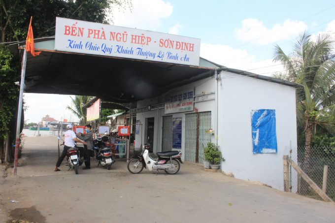 21112b2b92ad69f330bc-142938_845.jpg Sáng 3/4, UBND huyện Chợ Lách cho phép phà Thới Lộc - Ngũ Hiệp được hoạt động trở lại nhưng phía tỉnh Tiền Giang trước đó đã tạm ngưng phà liên tỉnh nên phà này vẫn chưa thể hoạt động trở lại. Ảnh: CTV.