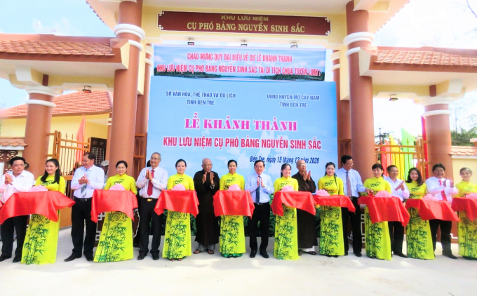 anh-1-140127_966.jpg Lãnh đạo tỉnh Bến Tre và cán bộ địa phương cắt băng khánh thành khu di tích lưu niệm cụ Phó bảng. Ảnh: HT.