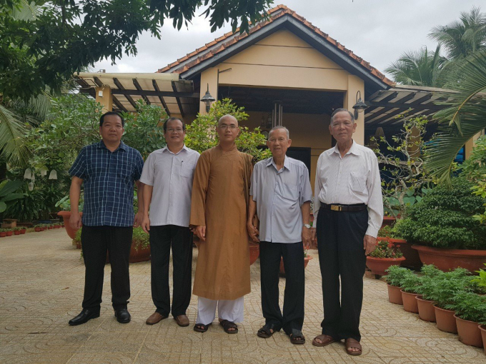 z2338724418029_270c2cb96569550044ddab8e457003e7-084800_572.jpg Nguyên Phó Thủ tướng Chính phủ Trương Vĩnh Trọng chụp ảnh lưu niệm cùng Đại đức Thích Minh Phước. Ảnh: CTV.