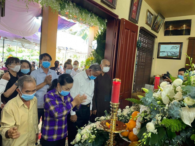 z2338765139770_a2d866f2f801c2b80ad70440842e10ab-084800_712.jpg Người dân đến viếng cố Phó Thủ tướng Chính phủ Trương Vĩnh Trọng. Ảnh: Minh Đảm.