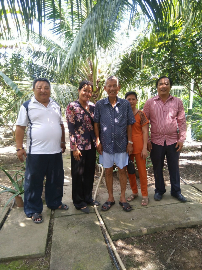 z2338765161978_e787521c51d713b9ab71a09c1f2f83a6-084801_871.jpg Người dân đến tham quan khu vườn của ông Hai Nghĩa. Ảnh: CTV.