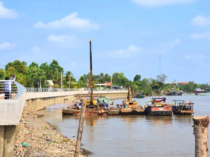 z2350498817685_7c6e884a266420b6bbe40ce8ad71e083-172324_949.jpg Kè chống sạt lở trên bờ Tây kênh 28 xã Đông Hoà Hiệp, huyện Cái Bè, tỉnh Tiền Giang. Ảnh: Minh Đảm.