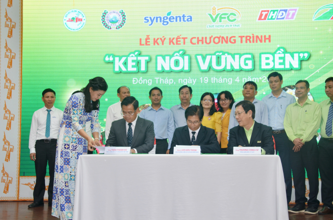 dsc_5599-084444_557.jpg Nhà khoa học và doanh nghiệp cùng ký kết chương trình kết nối bền vững. Ảnh: Minh Đảm.