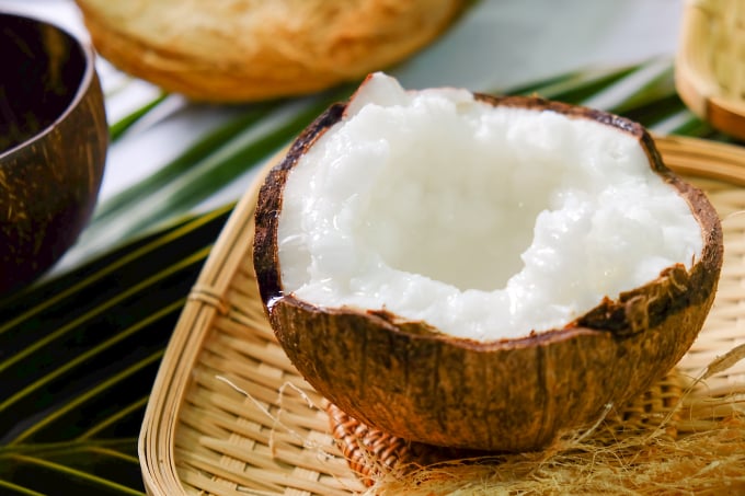 Từ trái dừa sáp đặc sản treo lủng lẳng ven đường ở Trà Vinh, anh Trần Duy Linh đã chế biến thành viên kẹo và hủ dừa sáp sợi tiêu thụ khắp mọi miền đất nước. Ảnh: MĐ.