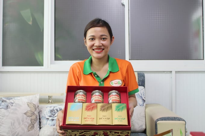 Chị Nguyễn Thị Ngọc Thảo giới thiệu các sản phẩm của công ty. Ảnh: MĐ.
