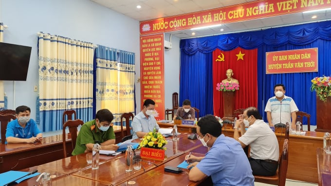 z2834182284097_838bc65c15ca39ba7341a12134a65d06-180053_311.jpg UBND huyện Trần Văn Thời họp báo xung quanh vụ tiêu huỷ 15 con chó của hai vợ chồng về từ Long An. Ảnh: Trọng Linh.