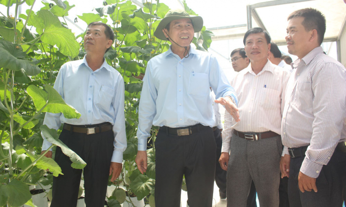 1-135852_911.jpeg Ông Lê Văn Hưởng (thứ 2 từ trái sang), nguyên Chủ tịch UBND tỉnh Tiền Giang thăm HTX Mỹ Phong vào năm 2020. Ảnh: Hữu Đức.
