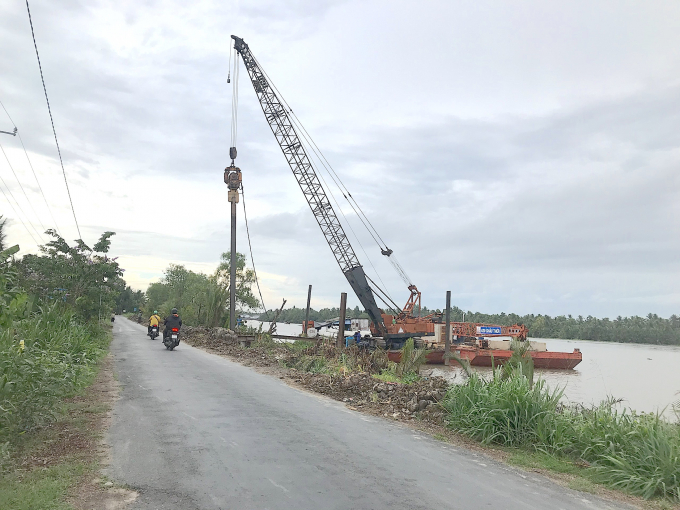 Gia cố đê bao phòng chống sạt lở ở ĐBSCL. Ảnh: Minh Đảm.