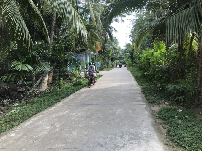 Đường giao thông nông thôn sạch đẹp tại các xã nông thôn mới ở Bến Tre. Ảnh: Minh Đảm.