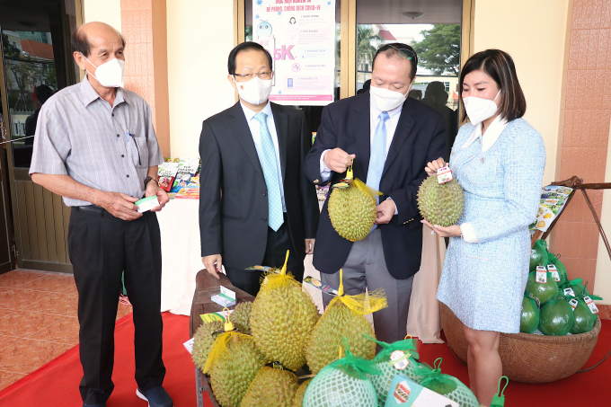 The delegation of the Ministry of Foreign Affairs attend a seminar on investment, trade and tourism promotion of Ben Tre Province on January 3, 2022. Photo: HT.