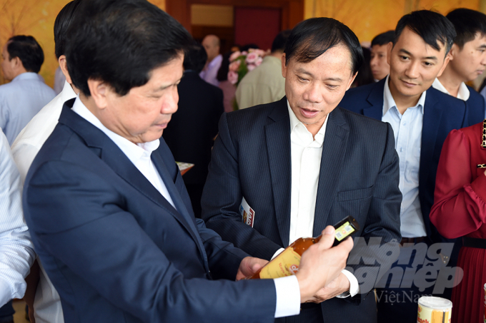 Deputy Minister Le Quoc Doanh visited a booth at the Conference. Photo: Anh Thang.