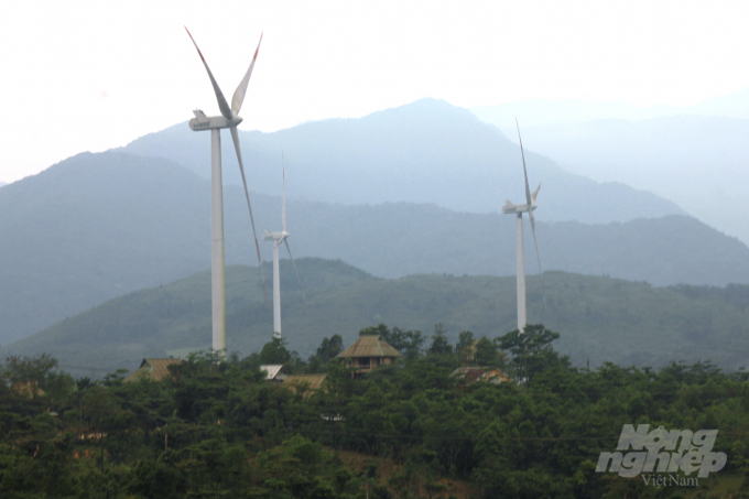 img_9169-145224_983.jpg Hiện tại khu vực này đã có 30 trụ turbine gió thuộc 2 nhà máy Hướng Linh 1 và Hướng Linh 2. Các nhà máy trên do Cty cổ phần Tân Hoàn Cầu làm chủ đầu tư xây dựng với tổng công suất phát điện 60MW.