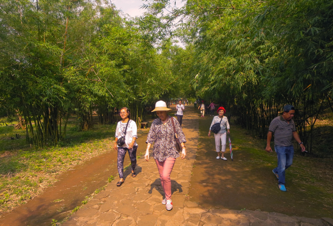 dia_dao-111803_201.jpg Du khách tham quan địa đạo Vịnh Mốc (Quảng Trị). Ảnh: Công Điền.