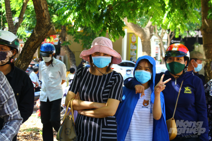 Nhiều phụ huynh đứng chờ thí sinh trước cổng các điểm thi. Ảnh: Công Điền.