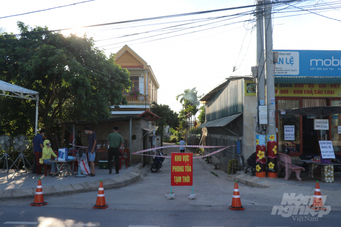 z2016837727747_ad6ed6a07c49cac589e47e94433f75e7-221521_206.jpg Phong tỏa khu vực bệnh nhân 833 sinh sống. Ảnh: CĐ.