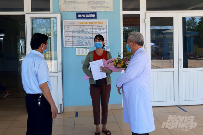 119057113_609730353045514_491370425050511807_o-171439_600.jpg Bệnh nhân Covid-19 số 749 nhận quyết định ra viện. Ảnh: CĐ.