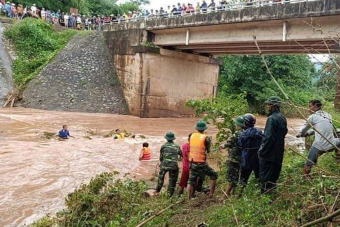 119482909_891946414546374_6568310292499497736_n-163116_145.jpg Lực lượng chức năng và người dân đưa thi thể nạn nhân lên bờ. Ảnh: VD.