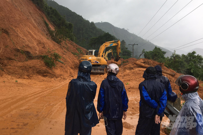 Đến trưa 10/10 nhiều người vẫn nán lại chờ thông tuyến. Ảnh: Công Điền.
