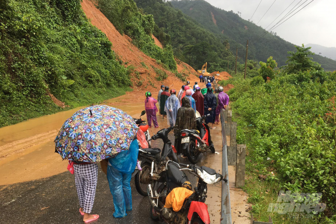 Nhiều phương tiện và người tham gia giao thông phải dừng bước trước các điểm sạt lở. Ảnh: Công Điền.