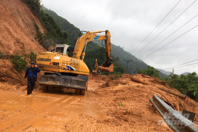 Đường Hồ Chí Minh nhánh Tây, đoạn qua huyện Đakrông, tỉnh Quảng Trị đang bị ách tắc do sạt lở. Ảnh: Công Điền.