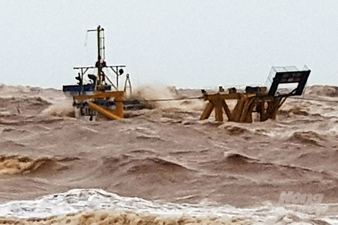 Tối 9/10, Thủ tướng Chính phủ đã có công điện về việc tổ chức tìm kiếm, cứu nạn các thuyền viên bị mất tích, mắc kẹt trên vùng biển Cửa Việt tỉnh Quảng Trị. Theo đó, để khẩn trương, kịp thời tìm kiếm cứu nạn, cứu hộ các thuyền viên, Thủ tướng Chính phủ yêu cầu Bộ Giao thông vận tải chủ trì, phối hợp với Ủy ban Quốc gia Ứng phó sự cố thiên tai và Tìm kiếm cứu nạn, UBND tỉnh Quảng Trị và các Bộ, ngành, địa phương liên quan khẩn trương triển khai các biện pháp để tìm kiếm cứu nạn các thuyền viên đang mất tích và mắc kẹt trên tàu Vietship 01.