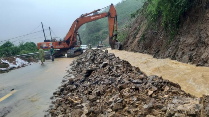 775241a14fdab184e8cb-1-164908_946.jpg Phương tiện máy móc được huy động để khắc phục điểm sạt lở. Ảnh: CĐ.
