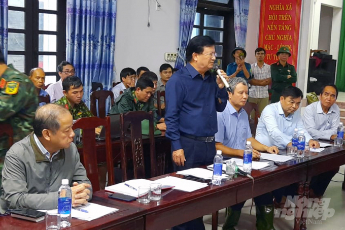 121383083_1629111993935716_833209266009432566_n-072416_684.jpg Phó Thủ tướng Trịnh Đình Dũng phát biểu chỉ đạo tại Sở chỉ huy tiền phương chiều 13/10. Ảnh: CĐ.