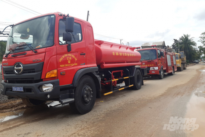 37782059a5565b080247-130213_901.jpg Xe cứu hỏa của Công an tỉnh Thừa Thiên - Huế được điều động đến hiện trường. Ảnh: Tiến Thành.