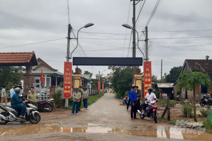 810e67a169ad97f3cebc-134015_889.jpg Đường vào Sở chỉ huy tiền phương tại xã Phong Xuân, huyện Phong Điền bị phong tỏa. Các lực lượng chức năng đã chốt chặn các tuyến đường dẫn vào khu vực này. Ảnh: Tiến Thành.