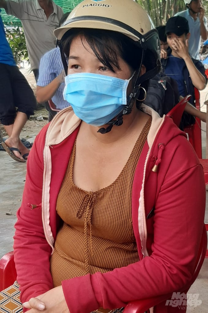c416173f9830666e3f21-133626_469.jpg Chị Nguyễn Thị Lan, người nhà của anh anh Nguyễn Bá Tiến, trú Hiền An 2 , xã Phong Xuân, làm vận hành ở nhà thủy điện Rào Trăng 3 được hơn 2 năm. Cách đây 4 ngày anh Tiến liên lạc về cho vợ hỏi tình hình lũ lụt, không ngờ sau khi nghe vụ thủy điện sạt lở và 3 - 4 ngày nay không còn nhận được thông tin gì về anh. Ảnh: Tiến Thành.