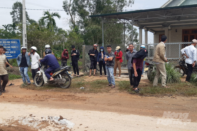 ec485cf3bffc41a218ed-132552_194.jpg Nhiều người thân của những công nhân thủy điện Rào Trăng 3 mất tích đến khu vực đặt Sở chỉ huy tiền phương để ngóng chờ tin tức. Ảnh: Tiến Thành.