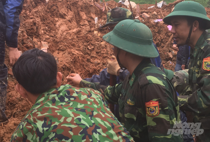 f22b49fd3adbc4859dca-230836_109.jpg Đồng đội thắp hương nơi 22 quân nhân Đoàn 337 đã bị đất đá vui lấp. Ảnh: CĐ.