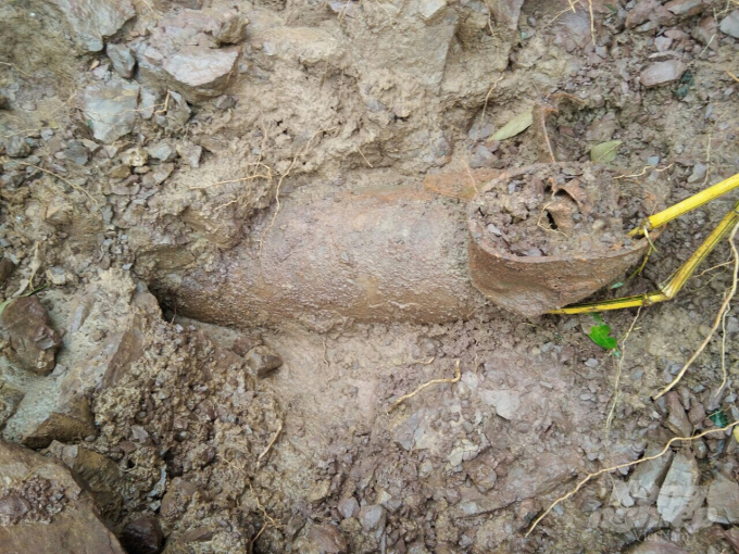 lamthanh_2612-1-222239_891.jpg Một phần quả bom lộ ra sau đợt mưa lũ ởkhu dân cư bản A Rong. Ảnh: A Ngo.