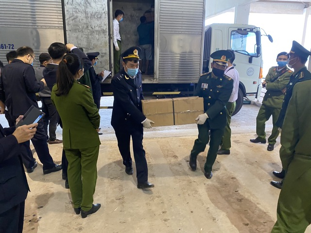 go-170610_542.jpg Lực lượng chức năng di chuyển số hàng hóa nhập lậu từ xe ô tô vi phạm. Ảnh: Hải quan Quảng Trị.