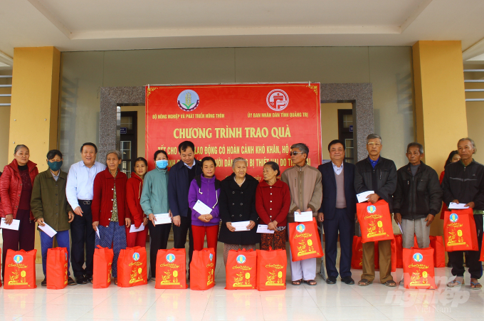 img_3267-195620_739.jpg Thứ trưởng Lê Minh Hoan cùng lãnh đạo tỉnh Quảng Trị trao quà cho người dân có hoàn cảnh khó khăn ở huyện Triệu Phong, tỉnh Quảng Trị. Ảnh: Công Điền.