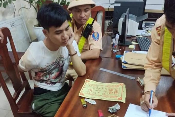 cuo-xe-121756_256.jpg Đối tượng Hà Văn Ngọ tại cơ quan điều tra. Ảnh: CA.