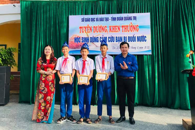 tang-huy-hieu1-224536_268.jpg Ba học sinh được tặng huy hiệu 'Tuổi trẻ dũng cảm' vì hành động cứu người đuối nước. Ảnh: TĐ.