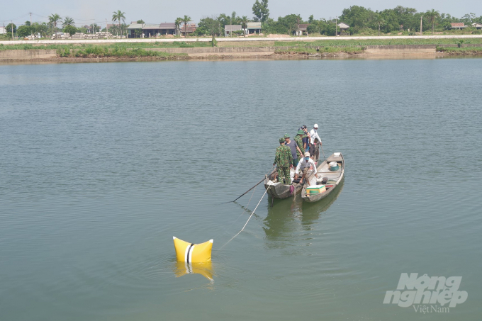 bom1-162607_858.jpg Quả bom được người dân phát hiện nằm cách bờ sông Thạch Hãn gần 10m. Ảnh: Bộ CHQS Quảng Trị.