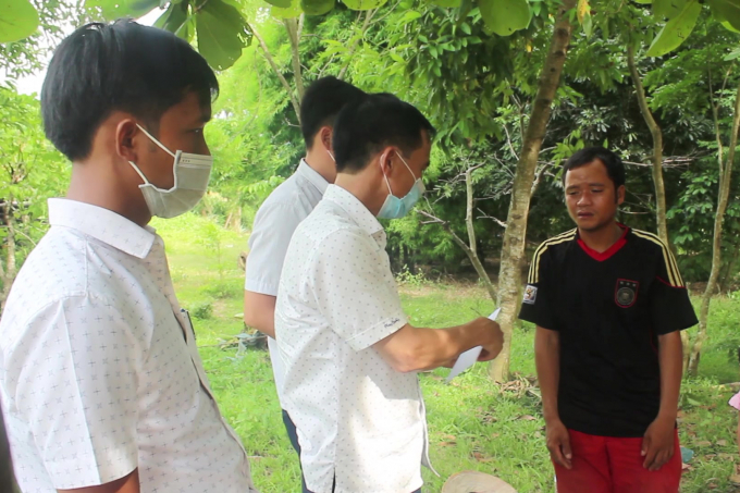 20t5-truong-hop-chau-be-a-doi-bat-can-duoi-nuoc-15-183933_564.jpg Đại diện lãnh đạo UBND huyện Hướng Hoá đến động viên, chia sẻ mất mát với gia đình nạn nhân. Ảnh: CĐ.