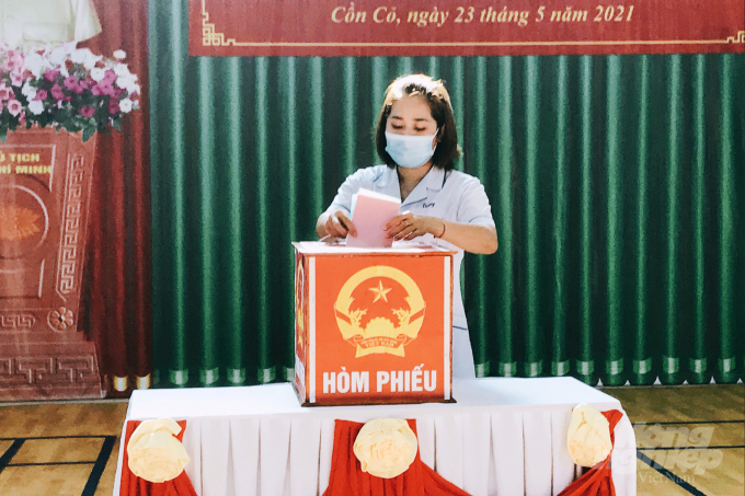 hang-tram-cong-dan-viet-nam-moi-nhap-quoc-tich-lan-dau-di-bau-cu-165609_20210523_954.jpg Cán bộ y tế công tác trên huyện đảo Cồn Cỏ bỏ phiếu bầu cử. Ảnh: HD.