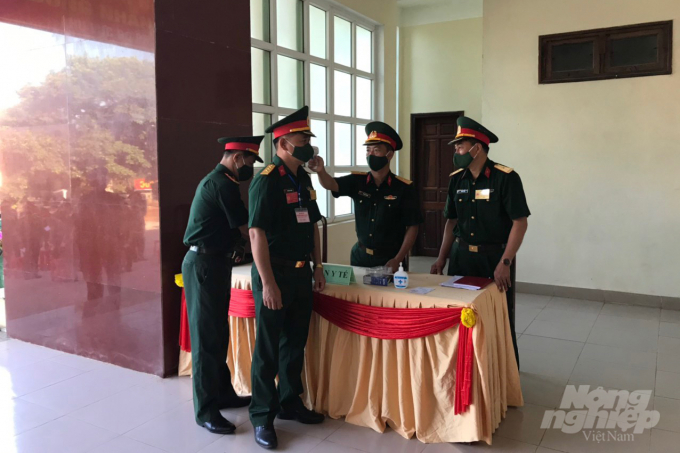 z2507624545412_fbbe0f989a71bf9837c3b658d87ca0e0-112641_411.jpg Ông Võ Viết Cường Bí thư Huyện ủy, Chủ tịch UBND huyện Cồn Cỏ, tỉnh Quảng Trị cho biết: 'Trong quá trình bầu cử, các cử tri tại các điểm bỏ phiếu trên đảo Cồn Cỏ đều tuân thủ khuyến cáo 5K của Bộ Y tế nhằm phòng, chống dịch bệnh COVID-19. Dự kiến cuộc bầu cử sẽ hoàn thành trước 10h sáng nay.