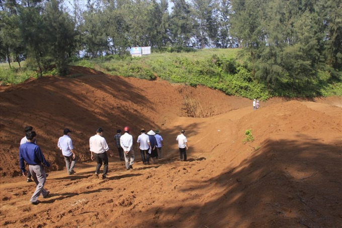 mui-si-162014_376.jpg Đoàn kiểm tra liên ngành đi thực tế công trình đường ven biển xâm phạm di tích Địa đạo Mũi Si. Ảnh: TN.