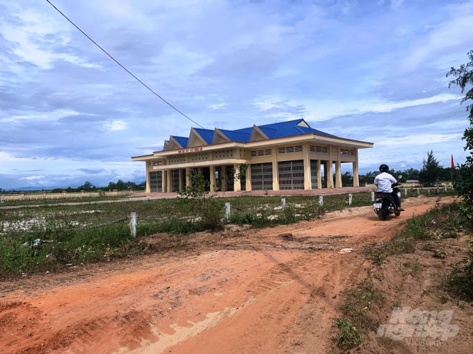Cũng theo bà Tân, chợ mới nằm ở khu vực xa khu dân cư, gần khu vực rú có nhiều mồ mả. Trong kho đó, hiện tại con đường đất từ chợ cũ lên chợ mới đi lại quá khó khăn, nhất là mùa mưa rất lầy lội nên sẽ khó khăn cho việc buôn bán. Trong khi đó,bà Đoàn Thị Nguyệt, một tiểu thương khác ở chợ Hà Tây cho rằng chợ mới xây dựng ở quá xa khu dân cư, bến cập thuyền cá không thuận tiện. Mặt khác hiện nay đường giao thông thuận tiện nên nhiều người sẽ lựa chọn đi chợ Bồ Bản, chợ Tân Lợi ở trong khu vực lân cận với lợi thế hàng hóa phong phú hơn thay vì đi chợ Hà Tây mới… nên sẽ ảnh hưởng đến việc buôn bán của các hộ tiểu thương.